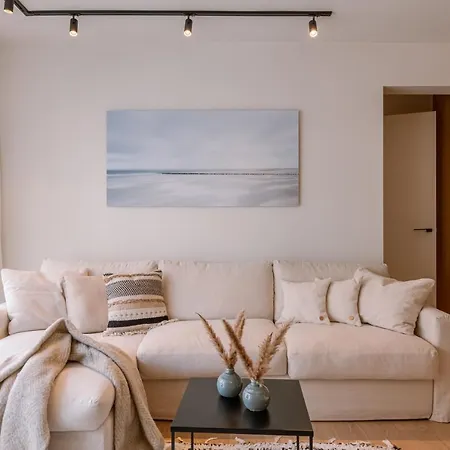 Luxurious Renovated On Location In Apartamento *