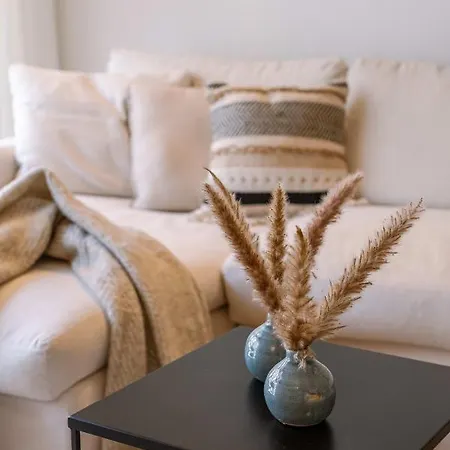 Luxurious Renovated On Location In Apartamento