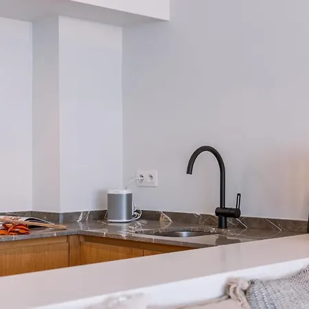 Luxurious Renovated On Location In Apartamento